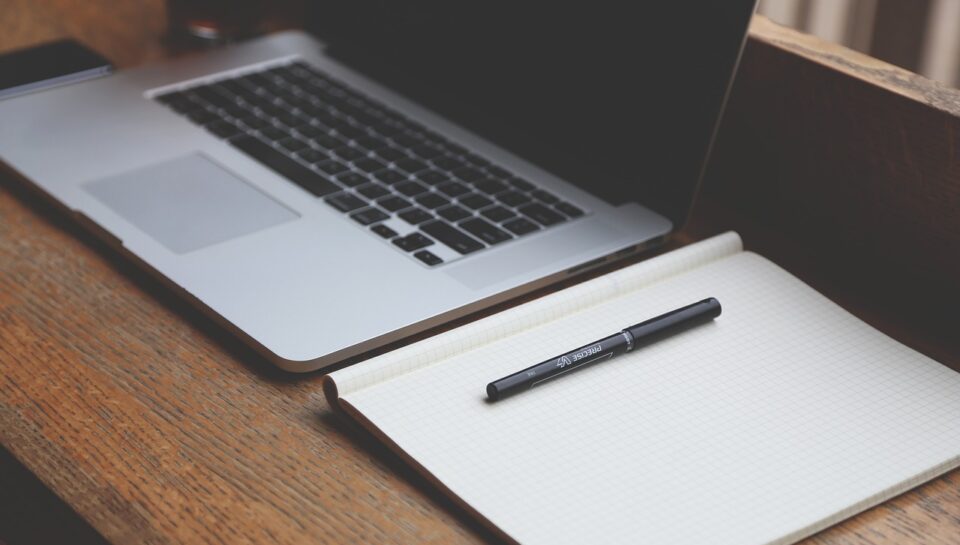 desk, laptop, notebook-593327.jpg
