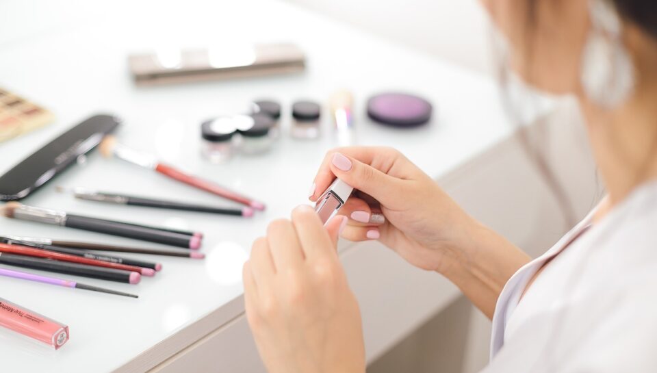 lipstick, cosmetics, woman-4743984.jpg