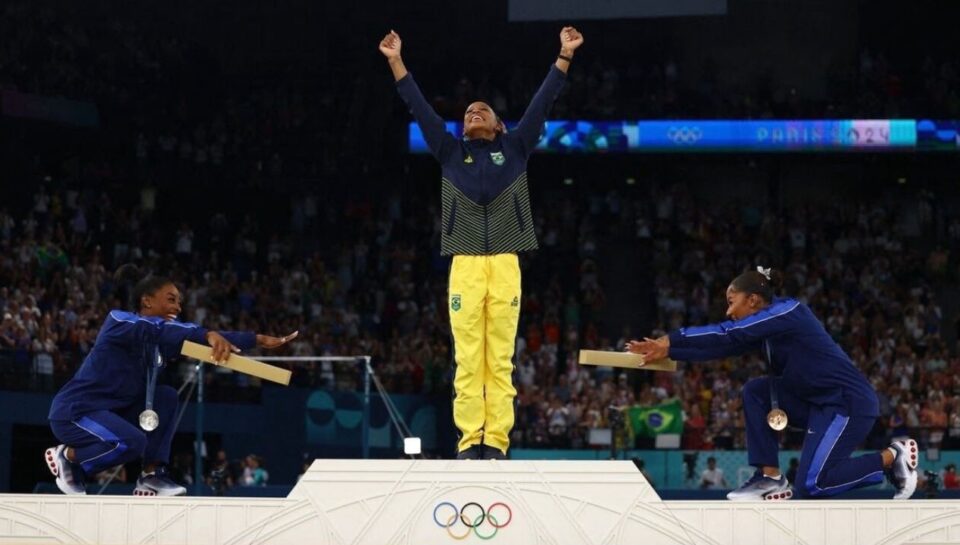 famosos-vibram-com-medalha-de-ouro-de-rebeca-andrade-na-olimpiada-de-paris_2102